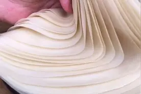 做春饼皮薄如纸有诀窍，只要掌握这两步，一次20张，柔软又劲道图片