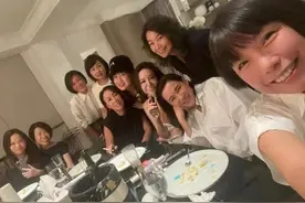 那英与闺蜜聚会，抽着香烟坐c位，杨坤与美女贴面合影显开心图片