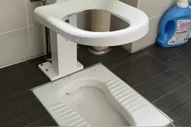 卫生间别装马桶了！有钱人流行这么装，小巧整洁省空间，太机智了图片