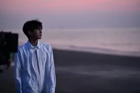 王源新EP《肆百击》上线，肆意潇洒的状态，意境满满的MV太带感了图片