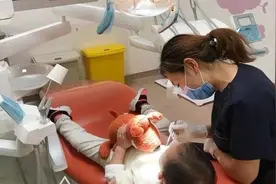 4岁萌娃满口“小黑牙”，罪魁祸首不是糖果，而是爸妈的无知举动图片