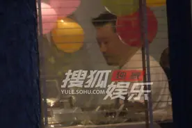 独家:贾冰聚友吃火锅至凌晨!席间笑容不断谈笑风生图片
