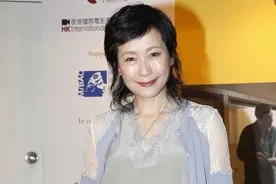 58岁的叶童真是不服老，浅蓝色开衫配蕾丝内搭温柔优雅，清爽减龄图片