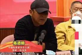 “塑料”并非年轻演员的专利，老戏骨唐国强、王庆祥拍戏靠提词图片