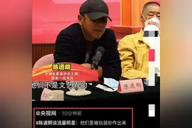 “塑料”并非年轻演员的专利，老戏骨唐国强、王庆祥拍戏靠提词图片