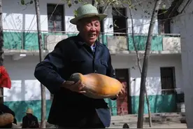 5旬大叔挣了钱自己花光，不攒钱也不帮儿子买房，被儿子埋怨自私图片