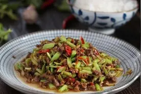 美食分享：芹菜炒肉末，剁椒凤爪，酸辣土豆丝的做法图片