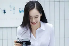 32岁王智终于放开了，穿系带衬衣秀身材，弯腰那刻我心动了图片