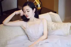 宋轶为证明腿细，穿一般人不敢穿的“蛇绕鞋”，脚丫又白又嫩图片