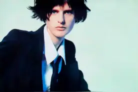 英冷艳超模去世！贵族女爵打鼻环叛逆成名，雌雄同体美出天际图片