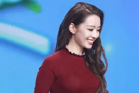 朗朗娇妻吉娜的腰究竟有多细？看看她反手摸肚脐，芭比身材太诱人图片