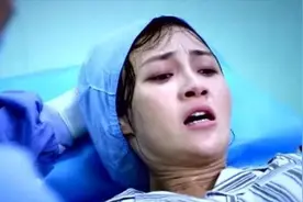 产妇刚上产床就生了，宝宝“呱唧”一声落地，医生皱眉：不是好事图片