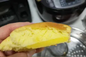 我想知道这个蛋糕的底部为啥是这样的图片