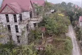 北碚缙云山下独栋别墅群，圆柱尖顶欧式风格，不知何故全被废弃图片