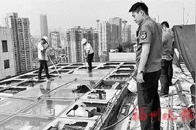 鼓楼城管依法拆除 顶楼在建阳光房图片