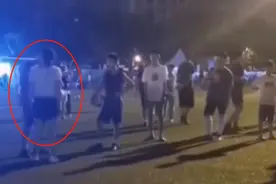 江苏一孩子把鞋扔男子脸上，上前质问反被吼：他这么小你让着他怎么了图片