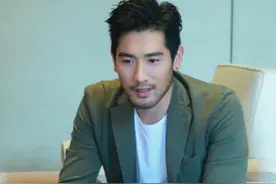 曝bella才晒出与高以翔的合照，又与新男友依偎在一起笑得好甜图片