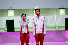 果然！“指甲越粉，端枪越稳”，杨倩再获第二金：中国姑娘们“就是要美美地夺冠”图片