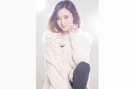 王汀身穿纯白色针织外套，甜美的微笑，时尚感十足，长相甜美图片