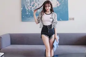 人人都关在他们自己小小的世界里，她撞破了头也撞不进去图片
