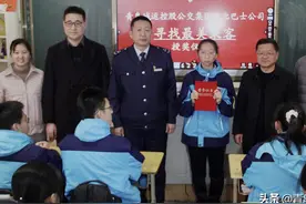 “鞠躬女孩”获评青岛巴士“荣誉乘客”图片