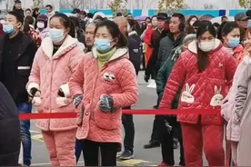 家长穿睡衣接孩子放学，老师好心提醒却被怒怼“要你多管闲事？”图片