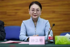 中国第一女富豪：身家比钟慧娟高出638亿，还嫁给了清华学霸为妻图片