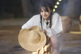 郑爽头戴草帽扎着两个彩绳编发双马尾活力俏皮图片