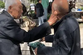 太可爱！湖北荆州，老人当街扭弟弟耳朵，网友：蛮牛遇上倔羊图片