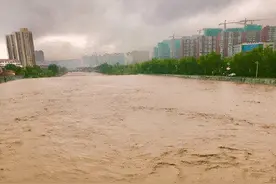 暴雨洪水淹到家里，山西一村民利用摩托车后轮机智排水，视频走红图片
