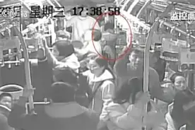 暖心一幕！12分钟让座4次 小学生意外“走红”网络图片