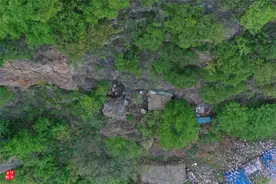 外地人到山村租种耕地10年，搭建4座草棚，还给废矿洞安个门锁上图片