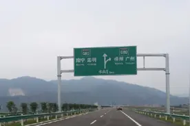 高速大变样，中英指示牌全部换掉，车主直言：干得漂亮图片