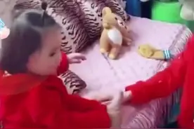 妈妈和小姨是双胞胎，她俩一起求抱抱时，女儿的反应也太逗了图片