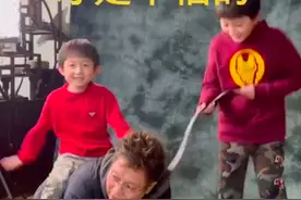 央视主持王为念罕晒近况，61岁跪地上给孙子当马骑，遭网友催婚图片