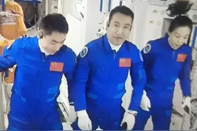 女航天员王亚平在太空的空间舱里为什么不戴帽子？图片