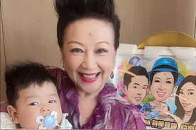 薛家燕晒祖孙互动视频，感慨人生多惊喜，孙子发量过人长相像父亲图片
