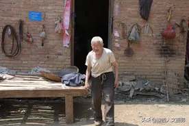河南87岁大爷亲兄弟仨却三个姓，每天搬个小板凳玉米地里看畜牲图片