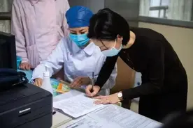 为什么会有人愿意相信“不打疫苗的人会被限制出行”这样的谣言图片