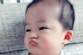 1岁女童成“金鱼宝宝”，宝妈觉得可爱，奶奶看后：赶紧送医院图片