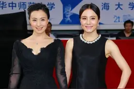 两个“陶红”聚到一起，同穿小黑裙美得不相上下，看不出年龄差别图片