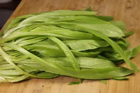 洗菜时，只会用清水洗就错了，多加一点料，脏东西全部跑出来图片