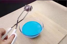 非牛顿流体是什么？遇到1000度的铁球后，不可思议的现象发生了视频封面
