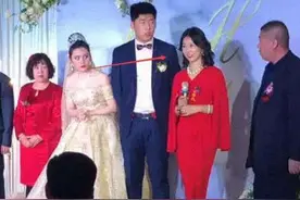 "最年轻婆婆"婚礼上走红，抢了儿媳风头，儿媳全家全场黑脸图片