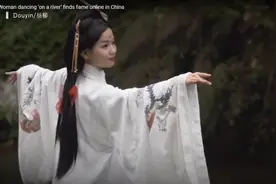 贵州女孩“独竹水上漂”获超百万播放量，外国网友：像仙女下凡图片