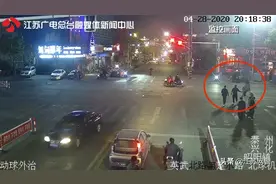 泰州：骑马上路闯红灯 出行"潇洒"罚单难逃图片