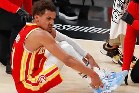 NBA那些离谱的伤病：特雷杨踩裁判致崴脚，一人冰敷睡着直接报销图片