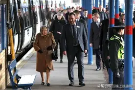 英国女王自己买票坐火车，作为一国之君的她为什么没有专机呢图片