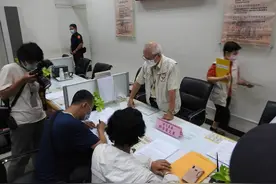 让小明回台！陆配在“行政院”前下跪陈情未果，今天又去这里图片