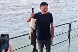 马云携阿里高管千岛湖观鱼，马云拎起一条18斤有机鱼合影并放生，天猫总裁蒋凡现身图片
